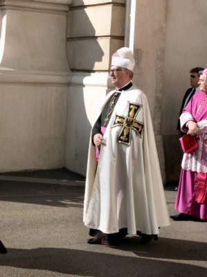 Kondukt im inneren Burghof: Abt Dr. Bruno Platter, Hochmeister des Deutschen Ordens.