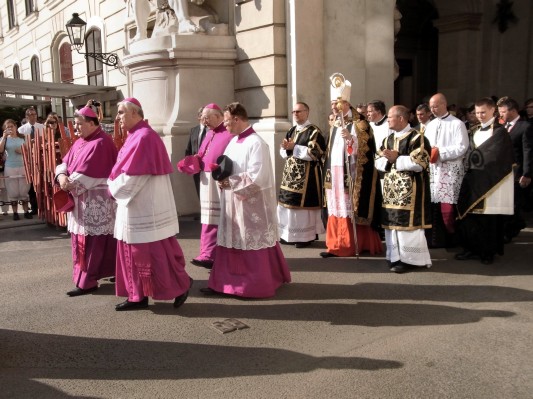 Kondukt im inneren Burghof: Christoph Kardinal Schönborn, Erzbischof von Wien.