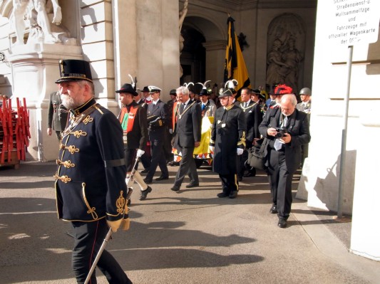 Kondukt im inneren Burghof: Der Sarg von Erzherzog Otto.