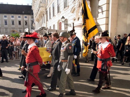 Kondukt im inneren Burghof: Der Sarg von Erzherzog Otto.