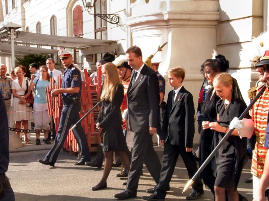 Kondukt im inneren Burghof: Erzherzog Karl mit Familie.