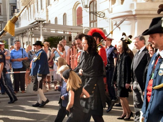 Kondukt im inneren Burghof: Erzherzog Georg mit Familie.