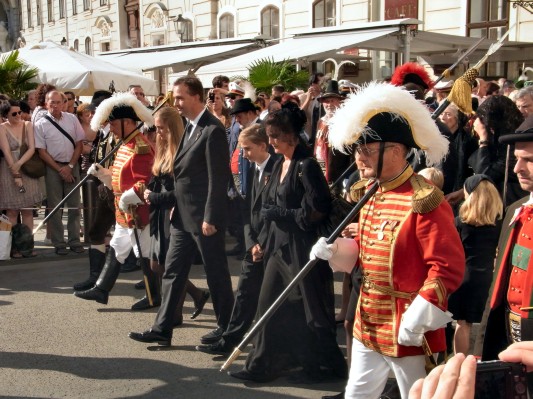 Kondukt im inneren Burghof: Erzherzog Karl mit Familie.