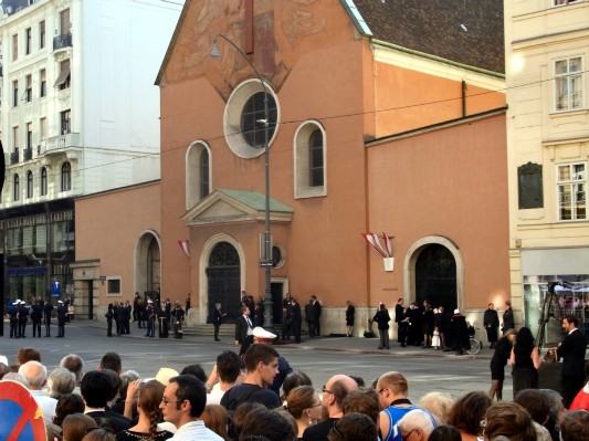 Vor der Kapuzinerkirche.