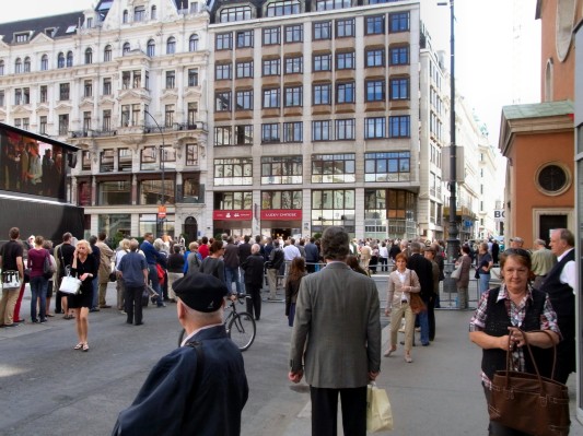 Warteschlange vor der Kapuzinerkirche, auf der Videoleinwand Filme über Erzherzog Otto.