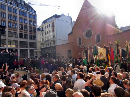 Vor der Kapuzinerkirche.