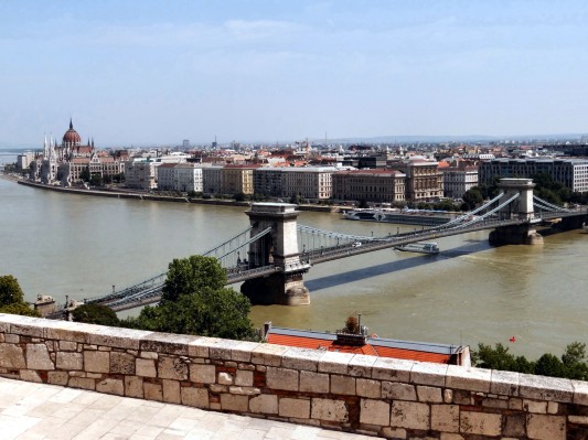 Budapest: Blick auf Kettenbrücke und Parlament (02.07.2012)